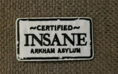 Το ΣΥΝΕΧΕΣ Batman Arkham άσυλο πιστοποίησε τον παράφρονα σίδηρο στον αμερικανικό πωλητή κεντητικής μπαλωμάτων